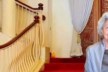 ឯកឧត្តម សេង ស៊ីវុត្ថា ប្រធានសាលាឧទ្ធរណ៍ភ្នំពេញ និងឯកឧត្តម អ៊ុក សាវុធ អគ្គព្រះរាជអាជ្ញា ផ្ញើសារ សារលិខិតថ្វាយព្រះពរសូមក្រាបបង្គំទូលថ្វាយសម្តេចព្រះមហាក្សត្រី នរោត្តម មុនិនាថ សីហនុ ព្រះវររាជមាតាជាតិខ្មែរ ក្នុងសេរីភាព សេចក្ដីថ្លៃថ្នូរ និងសុភមង្គល