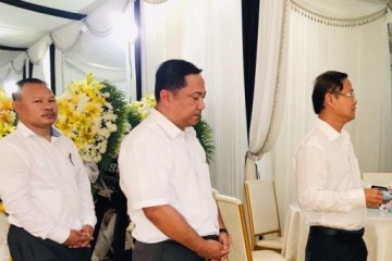 ឯកឧត្តម យូ ប៊ុនឡេង ប្រធានសាលាឧទ្ធរណ៍ភ្នំពេញ និងថ្នាក់ដឹកនាំ នៃសាលាឧទ្ធរណ៍ និងមហាអយ្យការអមសាលាឧទ្ធរណ៍ភ្នំពេញ អញ្ជើញចូលរួមគោរពវិញ្ញាណខណ្ខសព មហាឧបាសក គឹម សាងាន់ ដែលត្រូវជាឪពុកបង្កើតរបស់ឯកឧត្តម គឹម សន្តិភាព រដ្ឋលេខាធិការក្រសួងយុត្តិធម៌