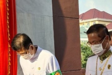 ថ្នាក់ដឹកនាំសាលាឧទ្ធរណ៍ភ្នំពេញ និងមហាអយ្យការអមសាលាឧទ្ធរណ៍ភ្នំពេញ អញ្ជើញដាក់កម្រងផ្កានៅវិមានឯករាជ្យ និងគោរពព្រះវិញ្ញាណក្ខន្ធ ព្រះករុណា ព្រះបរមរតនកោដ្ឋ