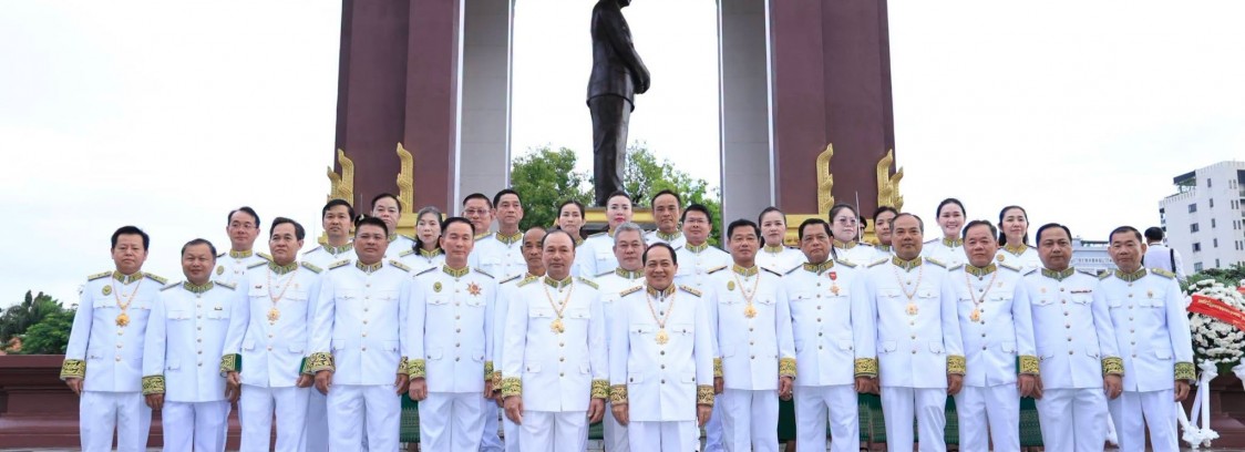  គោរពព្រះវិញ្ញាណក្ខន្ធ ព្រះករុណាព្រះបាទសម្តេច នរោត្តម សីហនុ ព្រះមហាវីរក្សត្រ ព្រះវររាជបិតាឯករាជ្យ បូរណភាពទឹកដី និងឯកភាពជាតិខ្មែរ 